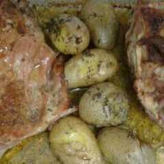 Una foto de Falda de cordero o chuletas a la miel con patatas al tomillo