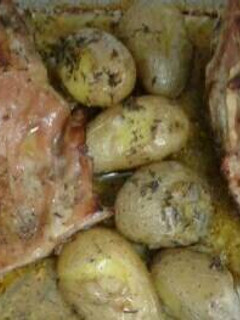 Una foto de Falda de cordero o chuletas a la miel con patatas al tomillo