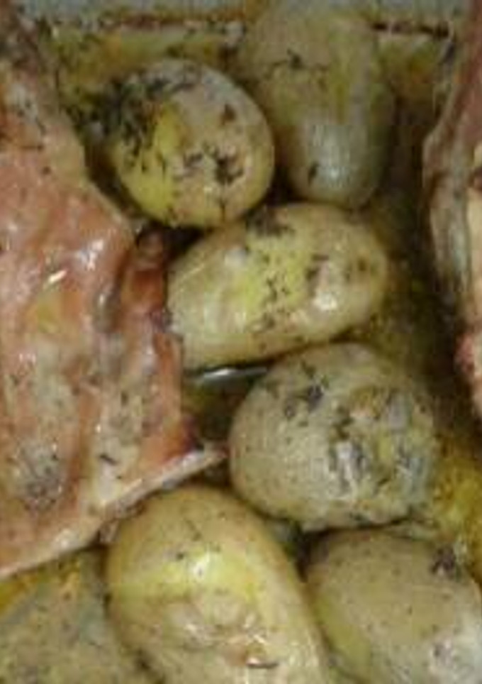 Una foto de Falda de cordero o chuletas a la miel con patatas al tomillo
