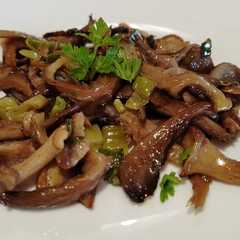 Funghi Pleurotus in Padella con Olio e Aglio-レシピのメイン写真