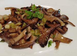 Foto di Funghi Pleurotus in Padella con Olio e Aglio