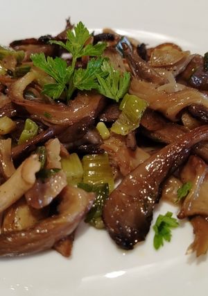 Foto di Funghi Pleurotus in Padella con Olio e Aglio
