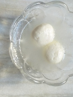 रसगुल्ला (Rasgulla recipe in hindi) रेसिपी मुख्य फोटो