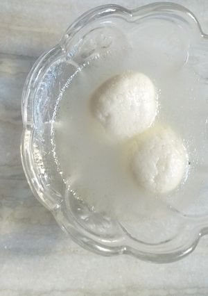 रसगुल्ला (Rasgulla recipe in hindi) रेसिपी मुख्य फोटो