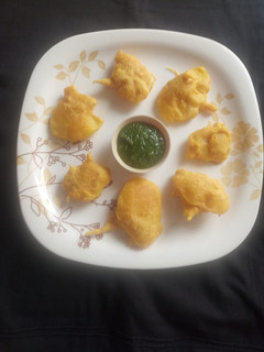 બટાકા ના ભજીયા (Bataka Bhajiya Recipe In Gujarati) રેસીપી મુખ્ય ફોટો