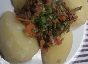 Una foto de Papas cocidas con changle