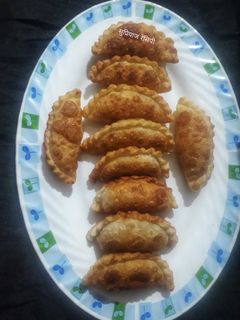 ओल्या नारळाची करंजी (naralachi karanji recipe in marathi) रेसिपी चे मुख्य फोटो