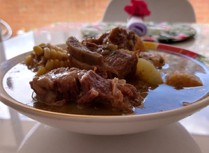 Una foto de Sopas de lentejas con costilla de res