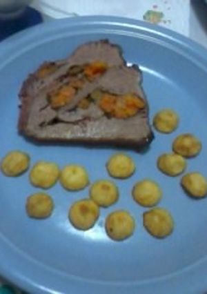 Una foto de Colita de cuadril mechada con papitas noisette