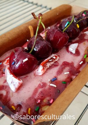 Una foto de 🍒🥧 Budín de cerezas, ciruelas y moras 🥧🍒