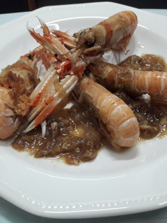 Una foto de Cigalas con cebolla