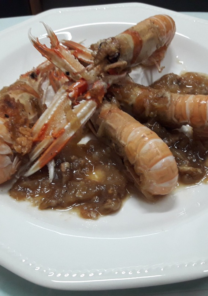Una foto de Cigalas con cebolla