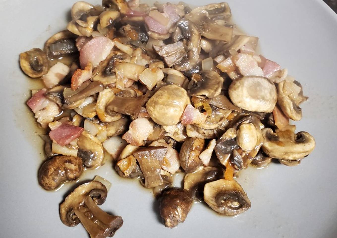 Champiñones guisados con tocino