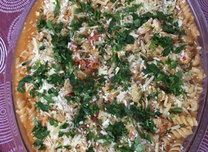 Una foto de Tirabuzones con salsa de tomate y pollo!