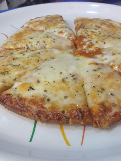 ચીઝ બસ્ટ પીઝા (Cheese Burst Pizza Recipe In Gujarati) રેસીપી મુખ્ય ફોટો
