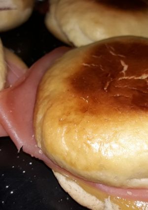 Una foto de • Pan para hamburguesa o chip 🍔 •