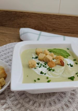 Una foto de Crema fría de aguacate