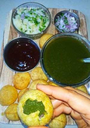 पाणी पुरी (pani puri recipe in marathi) रेसिपी चे मुख्य फोटो