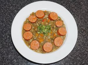 Una foto de Sopa de lentejas con mote de trigo y longanizas