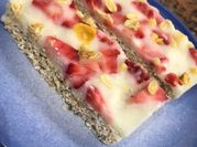 Una foto de receta saludable con avena y frutillas