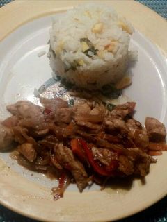 Una foto de Arroz chaufán con verduras salteadas y pollo