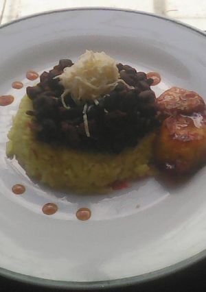 Una foto de Arroz saborizado con caraotas y plátano caramelizado