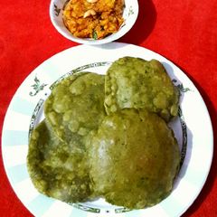 A picture of Palak Poori.