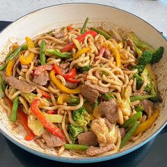 A picture of Stir Fried Udon & Beef with Oyster Sauce.