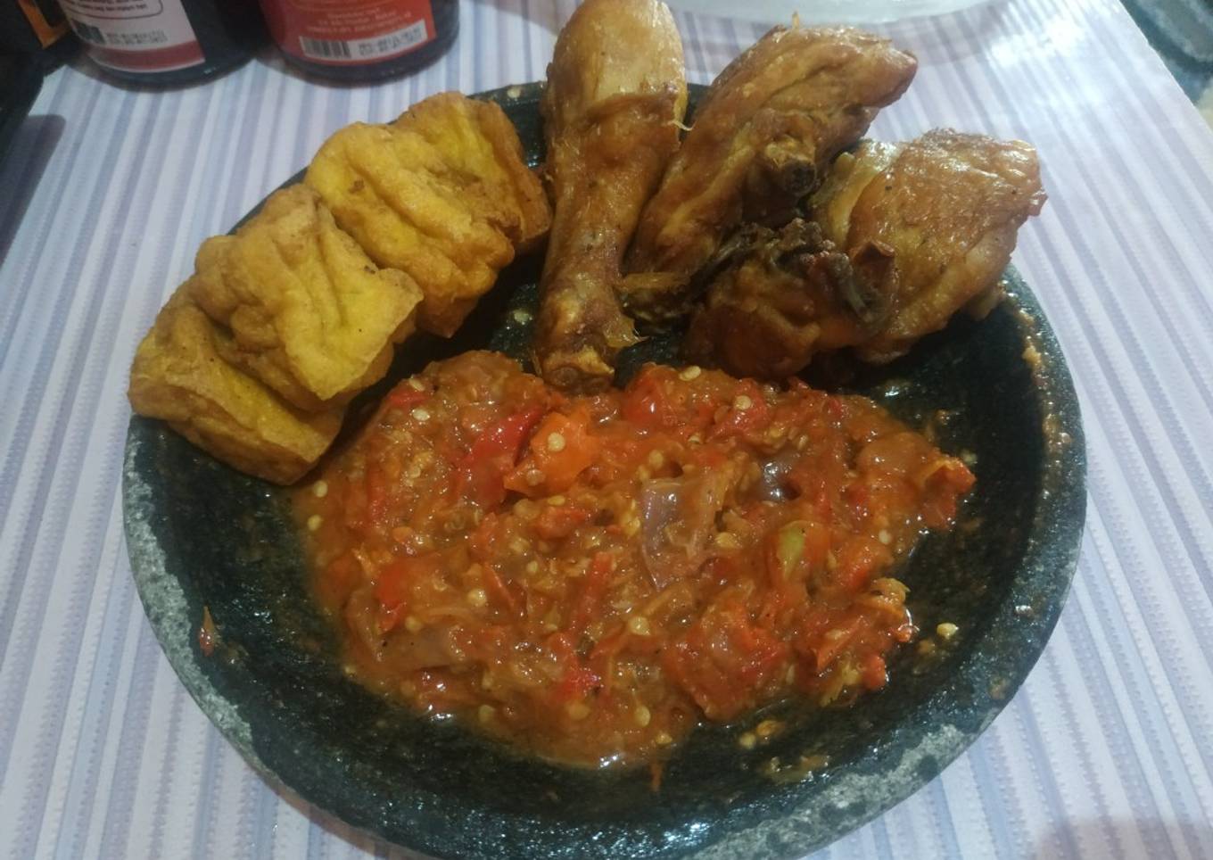 Ayam goreng bumbu kuning dg sambel trasi