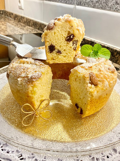 Una foto de Pastel con glaseado “crema de almendras” (Cake with “almond cream” icing)