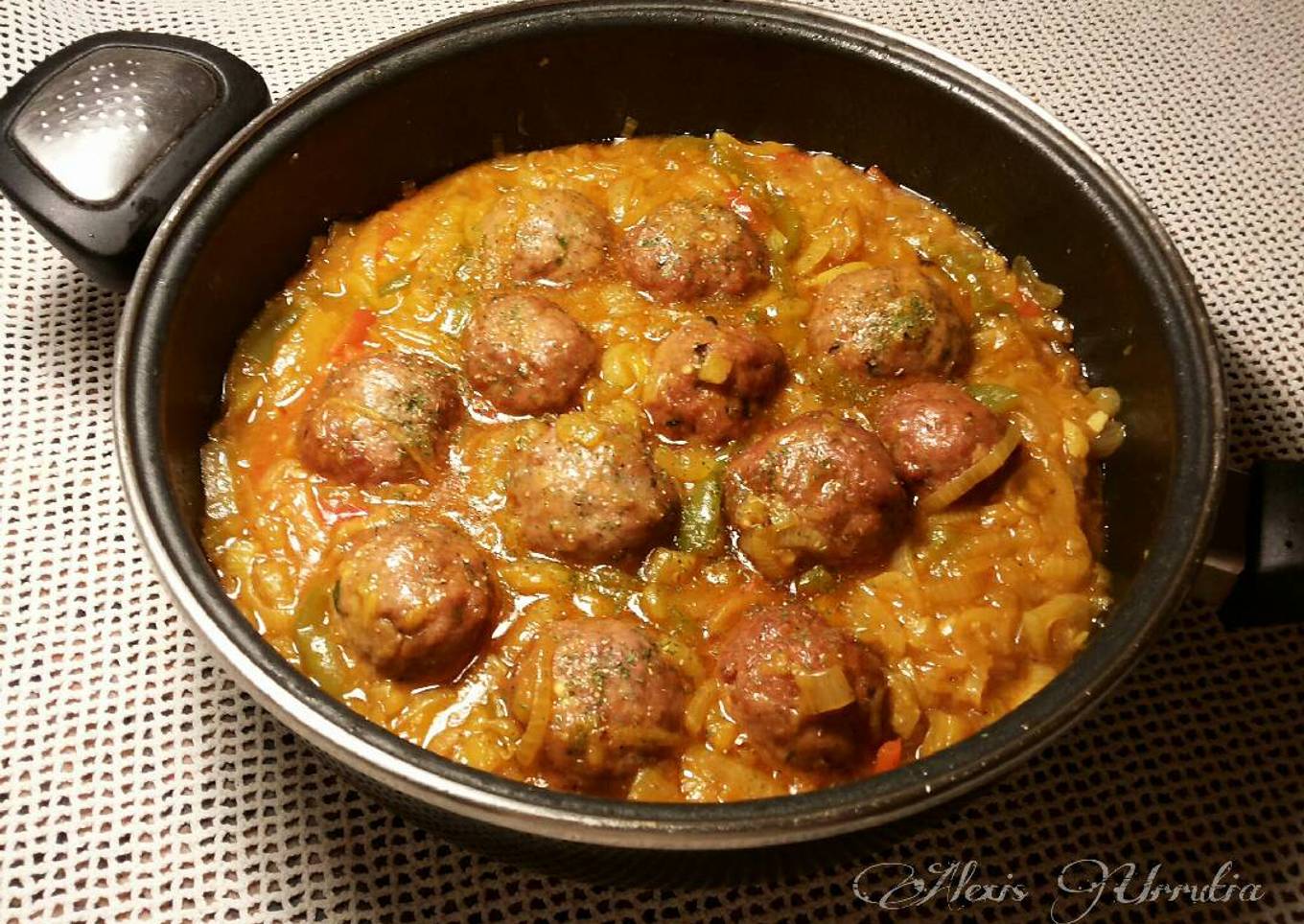 Albóndigas en salsa de berenjenas y cebollas