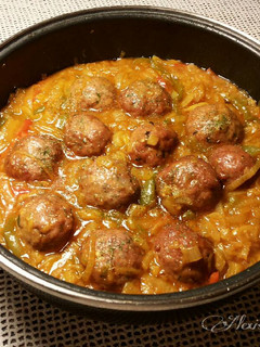 Una foto de Albóndigas en salsa de berenjenas y cebollas