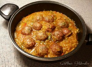 Una foto de Albóndigas en salsa de berenjenas y cebollas