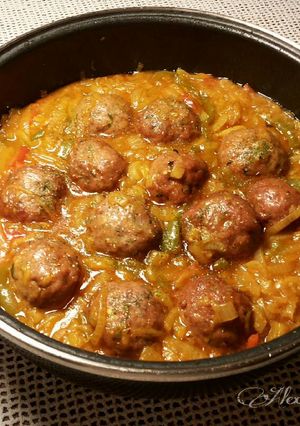 Foto principal de Albóndigas en salsa de berenjenas y cebollas