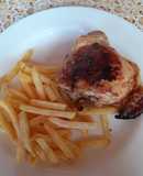 Pollo asado con mostaza, limón y papitas fritas