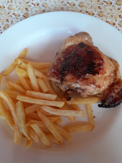 Una foto de Pollo asado con mostaza, limón y papitas fritas
