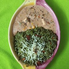 A picture of Green Rice with Paneer and Vegetables in Creamy Cheesy Ragi Sauce.