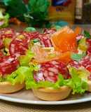 Вкусные праздничные закуски в готовых песочных тарталетках и бутерброды