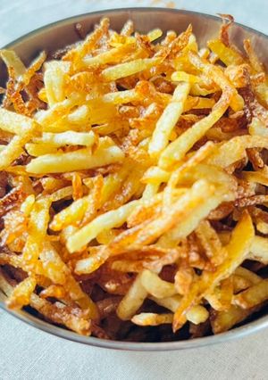 ঝুরো আলুভাজা (jhuro aloo bhaja recipe in Bengali) রেসিপির প্রধান ছবি