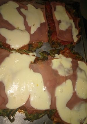 Una foto de Pizza o tortilla de verduras ralladas