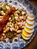 Huevos encurtidos con monchetas frescas
