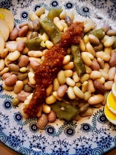 Una foto de Huevos encurtidos con monchetas frescas