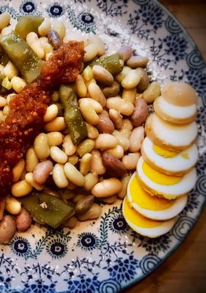 Una foto de Huevos encurtidos con monchetas frescas