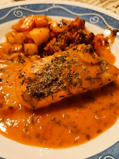 Una foto de Merluza a la plancha con verduritas a la mantequilla en salsa marinera