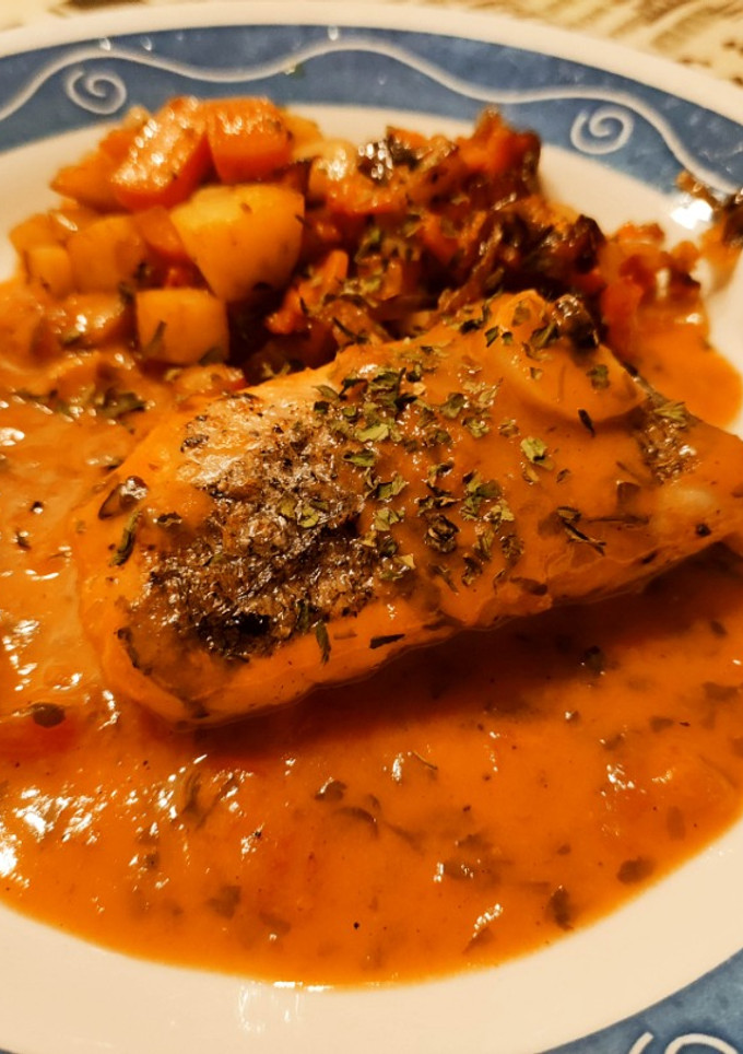 Una foto de Merluza a la plancha con verduritas a la mantequilla en salsa marinera