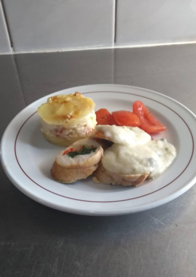 Una foto de Milhoja de papa con pollo relleno