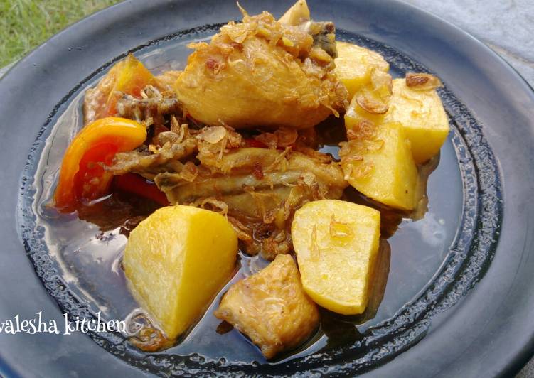 462. Semur Ayam Kentang