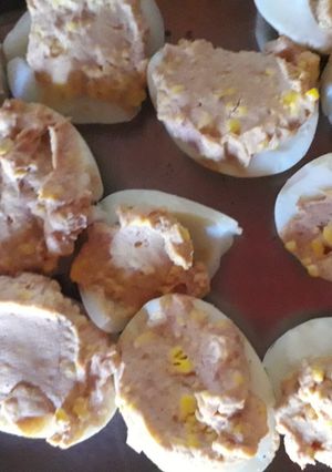 Una foto de Huevos rellenos navideños