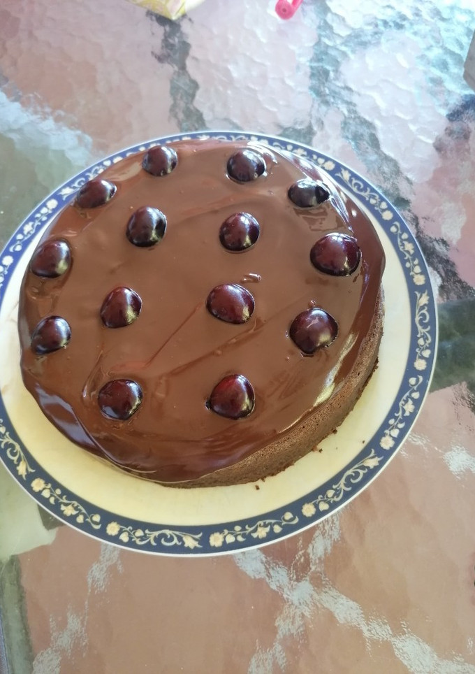 Una foto de Tarta Sacher con cerezas. Thermomix