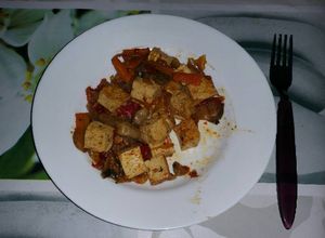 Una foto de Tofu con verduritas a la soja